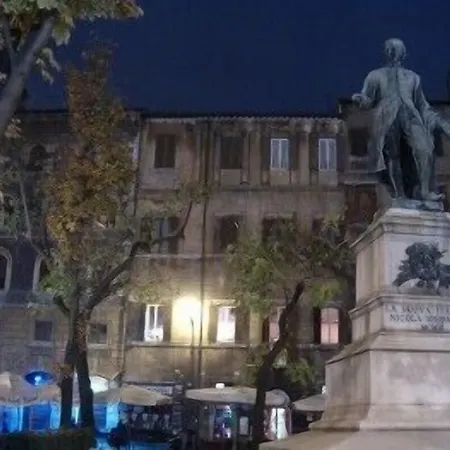 那佛纳尼斯客房酒店 3*